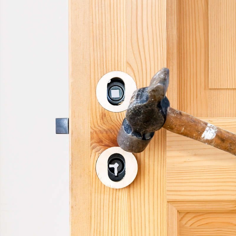 Træindsats bankes ind med hammer